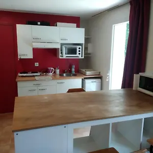 https://studio-en-rez-de-jardin-dans-la-verdure.fr-provencehotel.com